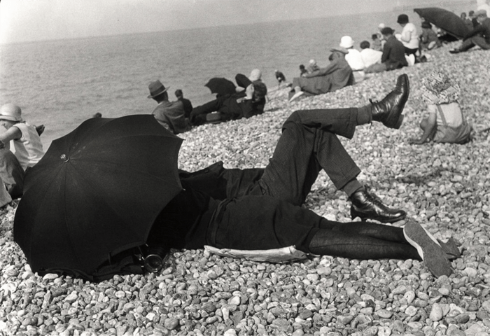 Henri Cartier-Bresson Foto de um homem e uma mulher sob um guarda-chuva na praia