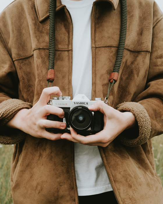 Ένας φωτογράφος τοπίου που κρατά μια κάμερα