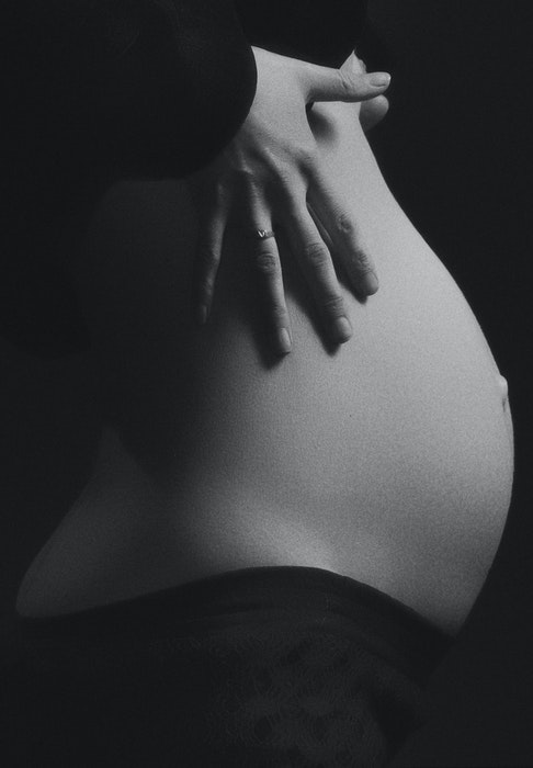 Feche a foto da barriga de uma mulher grávida