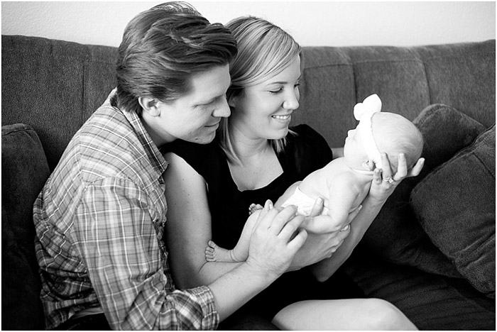 Retratos em preto e branco de pais segurando seu filho recém-nascido 