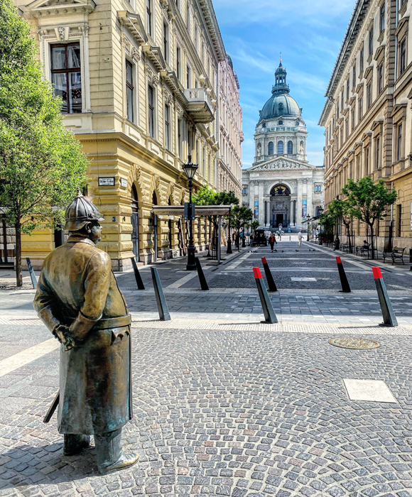 Estátua de bronze em uma rua em frente à Basílica de Santo Estêvão em Budapeste
