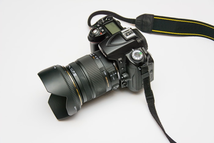 Uma câmera digital SLR Nikon para fotografia de retrato 