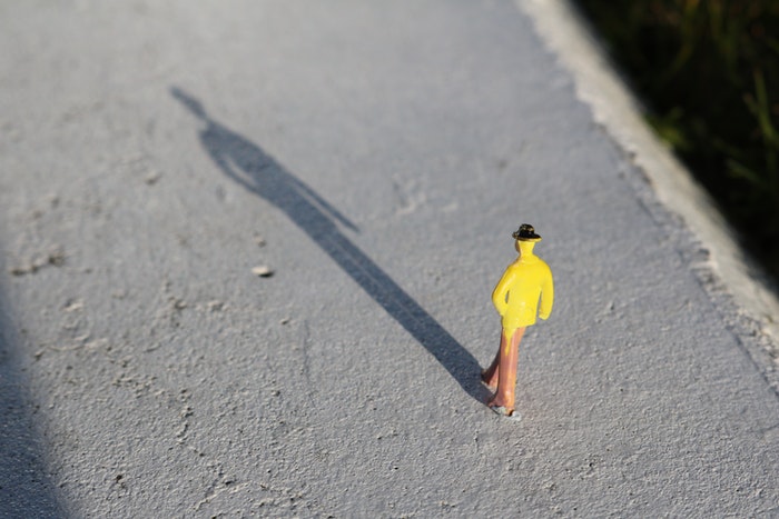 Uma figura de brinquedo caminhando sobre uma parede.