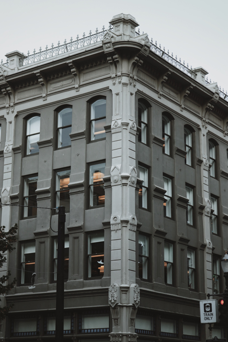 Foto em preto e branco da fachada de um prédio alto e antigo
