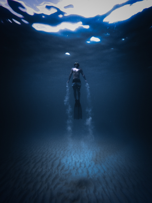 een duiker onder water