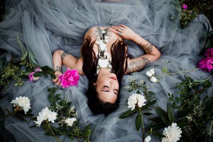 Imagem do boudoir com detalhes florais do blog de fotografia Viragio Boudoir