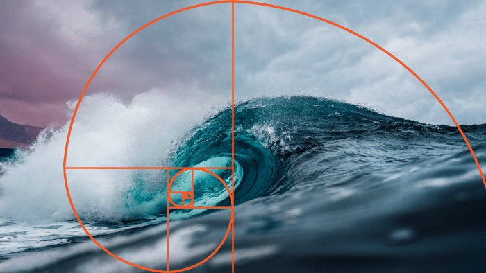 Uma onda do oceano sobreposta por uma grade de composição de proporção áurea