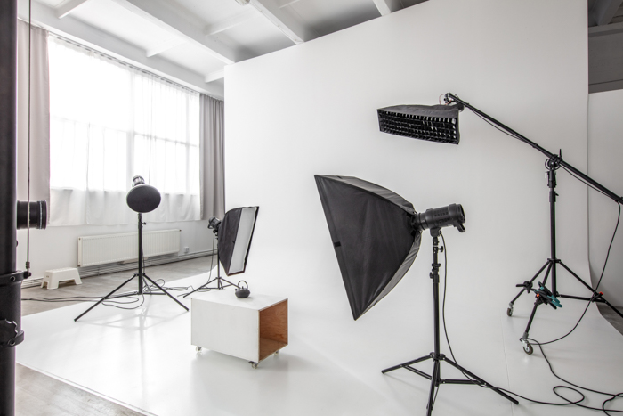 espaço estúdio fotográfico com ciclorama branco e luz natural