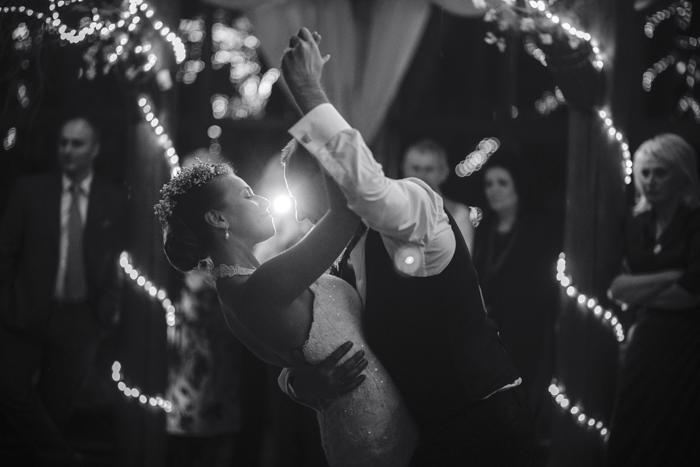 Imagem em preto e branco da dança nupcial do lindo casal jovem recém-casado.