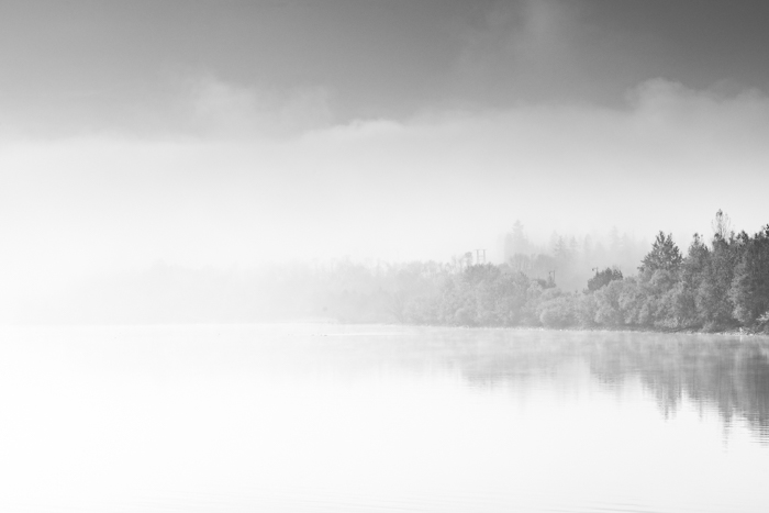 Arte abstrata contemporânea, névoa sobre o lago em preto e branco