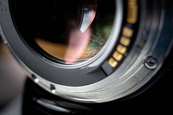 Close-up de uma lente com fungo na lente da câmera 