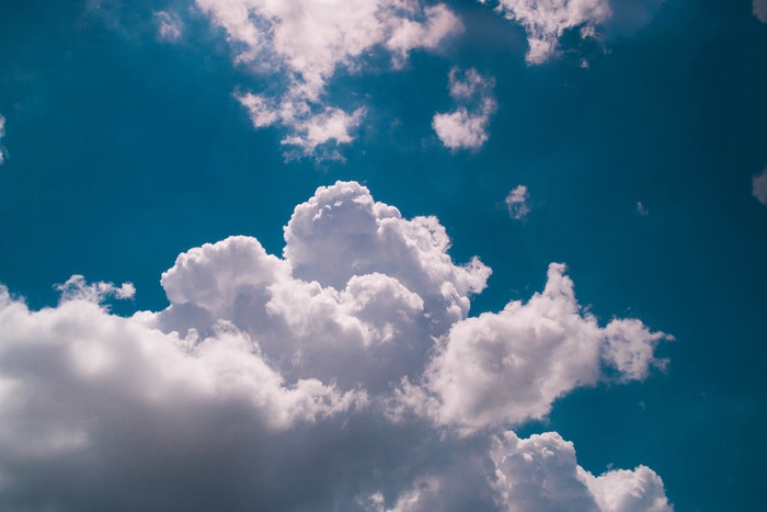 foto de nuvens contra um céu azul