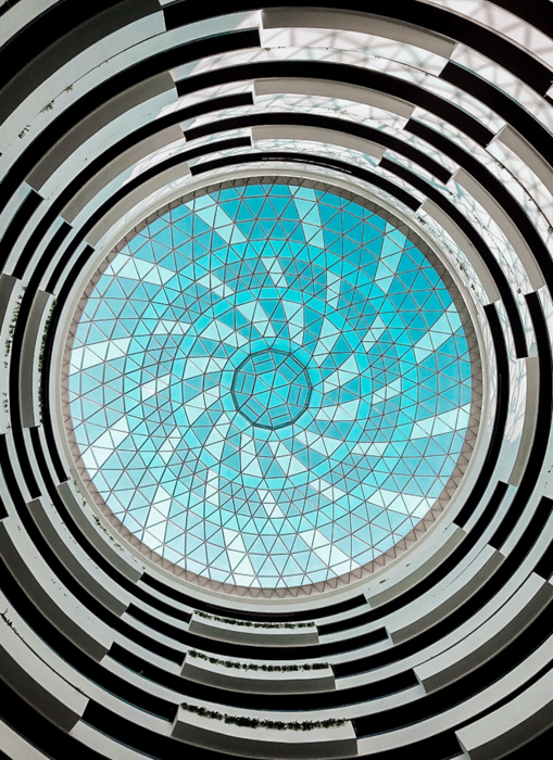 Olhando para um teto ornamentado emoldurado por fotografia de equilíbrio radial