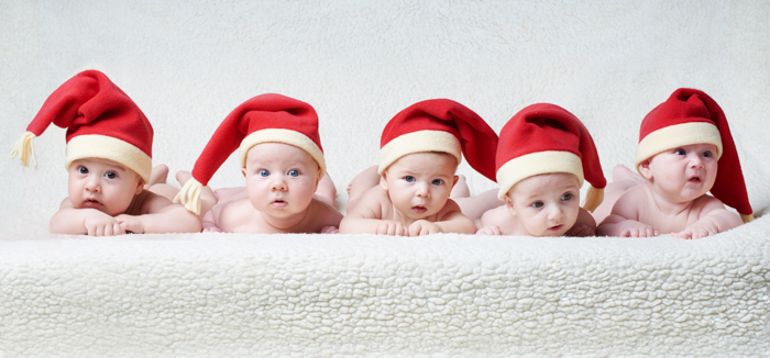 Sessão de fotos de Natal de cinco bebês com chapéu de Papai Noel