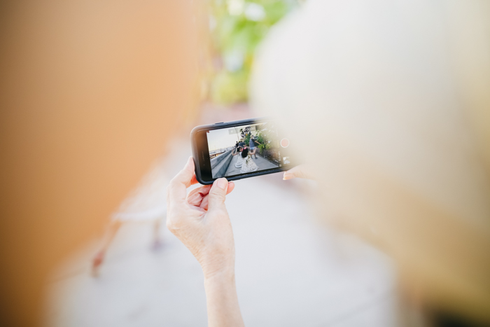 Uma foto atrás do ombro de uma mulher segurando um smartphone no modo paisagem