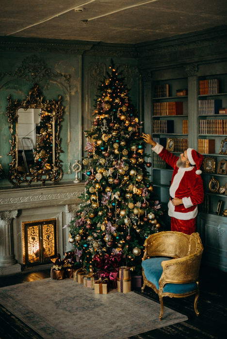 Ideias para fotos de cartões de Natal do Papai Noel decorando uma árvore de Natal 
