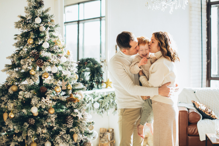 Ideia pessoal da foto do cartão de Natal de uma família se abraçando na árvore de Natal 