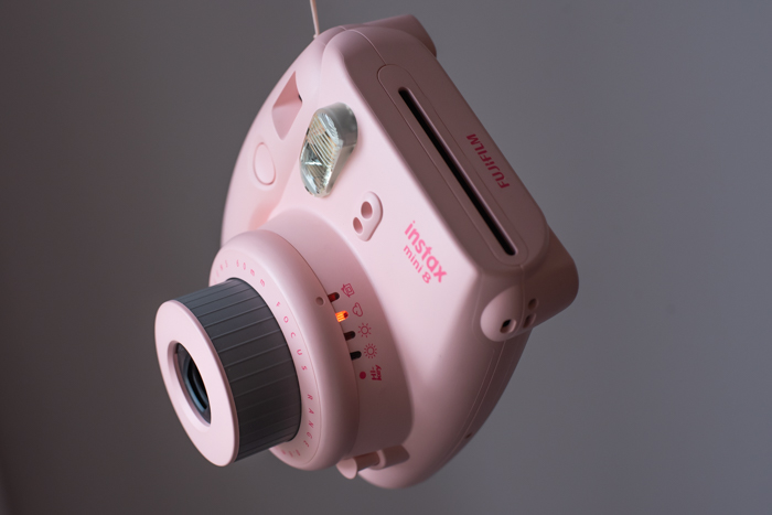 Uma foto aérea do medidor de luz em uma câmera de filme instantâneo fujifilm instax mini 8 rosa