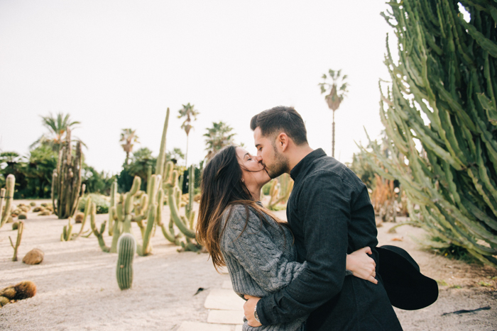 Retrato ao ar livre de um casal se beijando