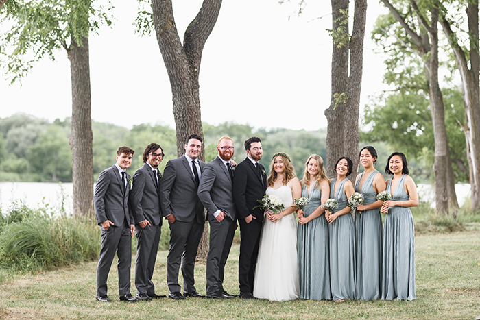 Um grupo em uma cerimônia de casamento fotografado com uma lente Art Sigma 85mm f / 1.4 