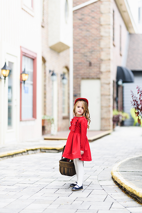 Fotografia de uma menina em um vestido vermelho tirada com a lente Art Sigma 85mm f / 1.4