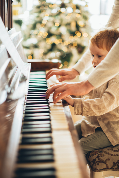 Foto personalizada do cartão de Natal de um menino e um pai tocando piano juntos 