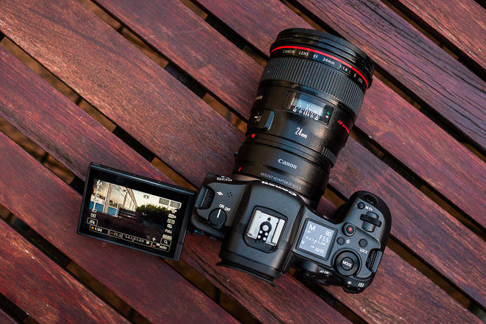 Canon R5 filmado de cima com tela inclinável