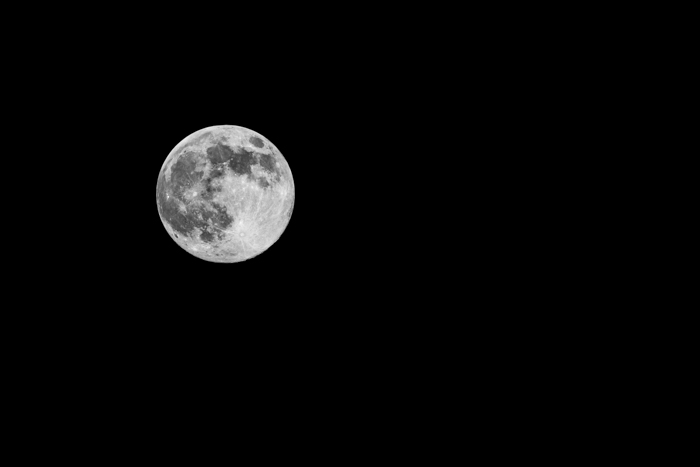 Lua cheia com crateras contra um céu negro