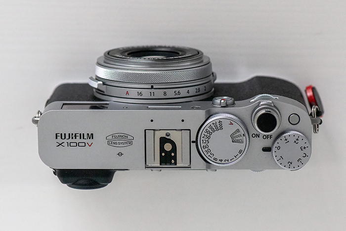 Imagem dos botões e mostradores da câmera sem espelho Fujifilm X100V.