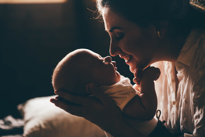 Retrato de uma mãe com um bebê recém-nascido
