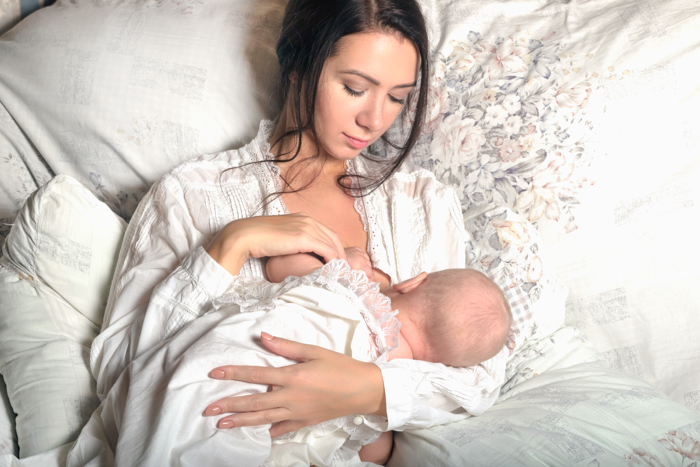 Ideia de foto de recém-nascido de mãe alimentando bebê na cama