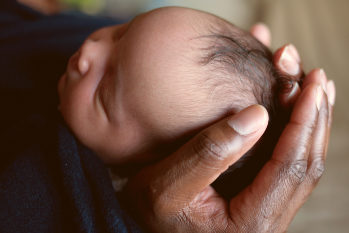 Doce ideia de foto de bebê recém-nascido nas mãos dos pais