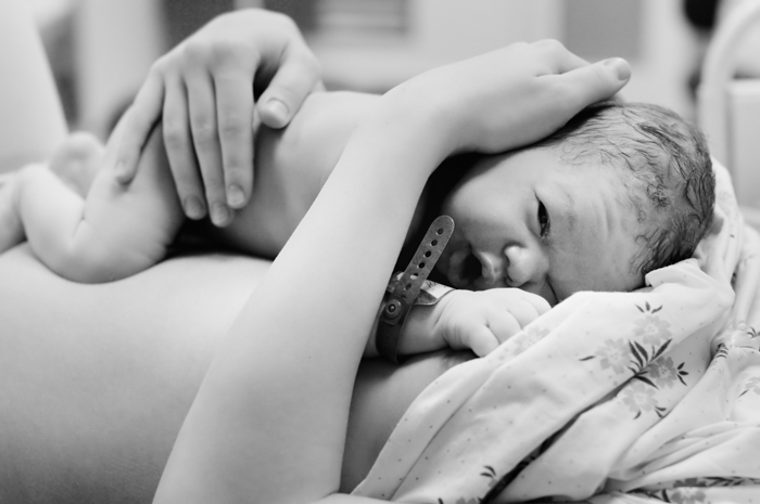 Ideia fofa de foto de recém-nascido de bebê descansando sobre a barriga da mãe