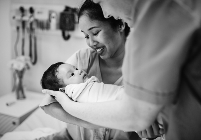 Lindo retrato recém-nascido da mãe segurando o bebê pela primeira vez