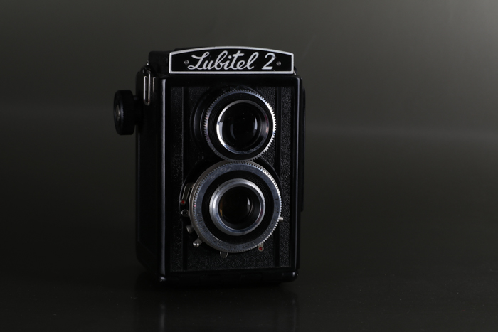 uma foto de uma câmera reflex de lente dupla Lubitel 2