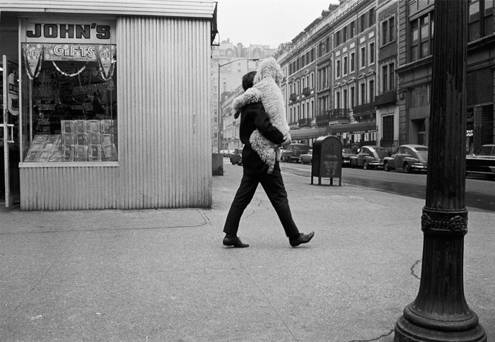 Homem carregando brinquedo em fotografia em preto e branco de Joel Meyerowitz