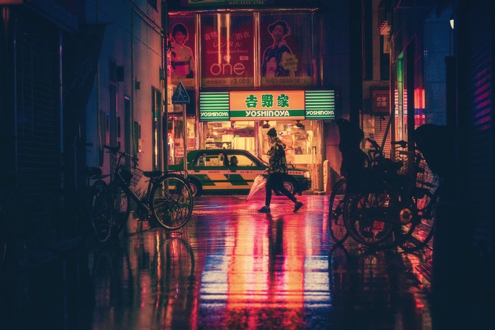 Cena noturna de uma cena de rua no Japão