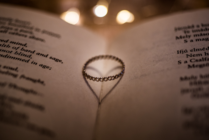 Gambar closeup tema Hari Valentine dari cincin di antara buku-buku.