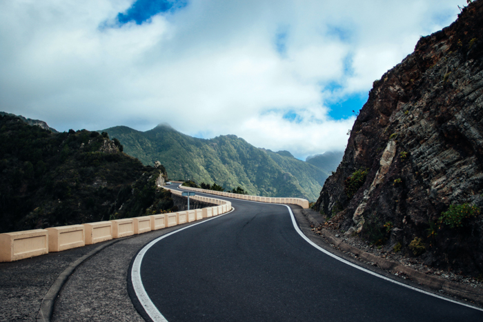 Imagem de uma estrada na montanha para mostrar como usar as linhas principais na fotografia.