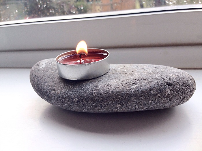 Fotografia de produto DIY de uma vela e pedra com iluminação de janela.