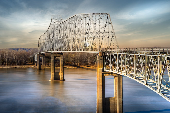 uma imagem de um céu substituto sobre uma ponte que cruza um rio